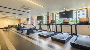 A gym with treadmills, stationary bikes, and weight machines. - High-standard Studio 800m From the Metro Ihl0501 (São Paulo)