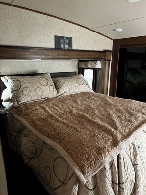 Bed sheets - Large camper in a quiet resort- close to lakes, ATV trails, boat launch- friend (Lac La Biche)