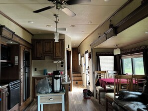 Microwave, oven, stovetop - Large camper in a quiet resort- close to lakes, ATV trails, boat launch- friend (Lac La Biche)