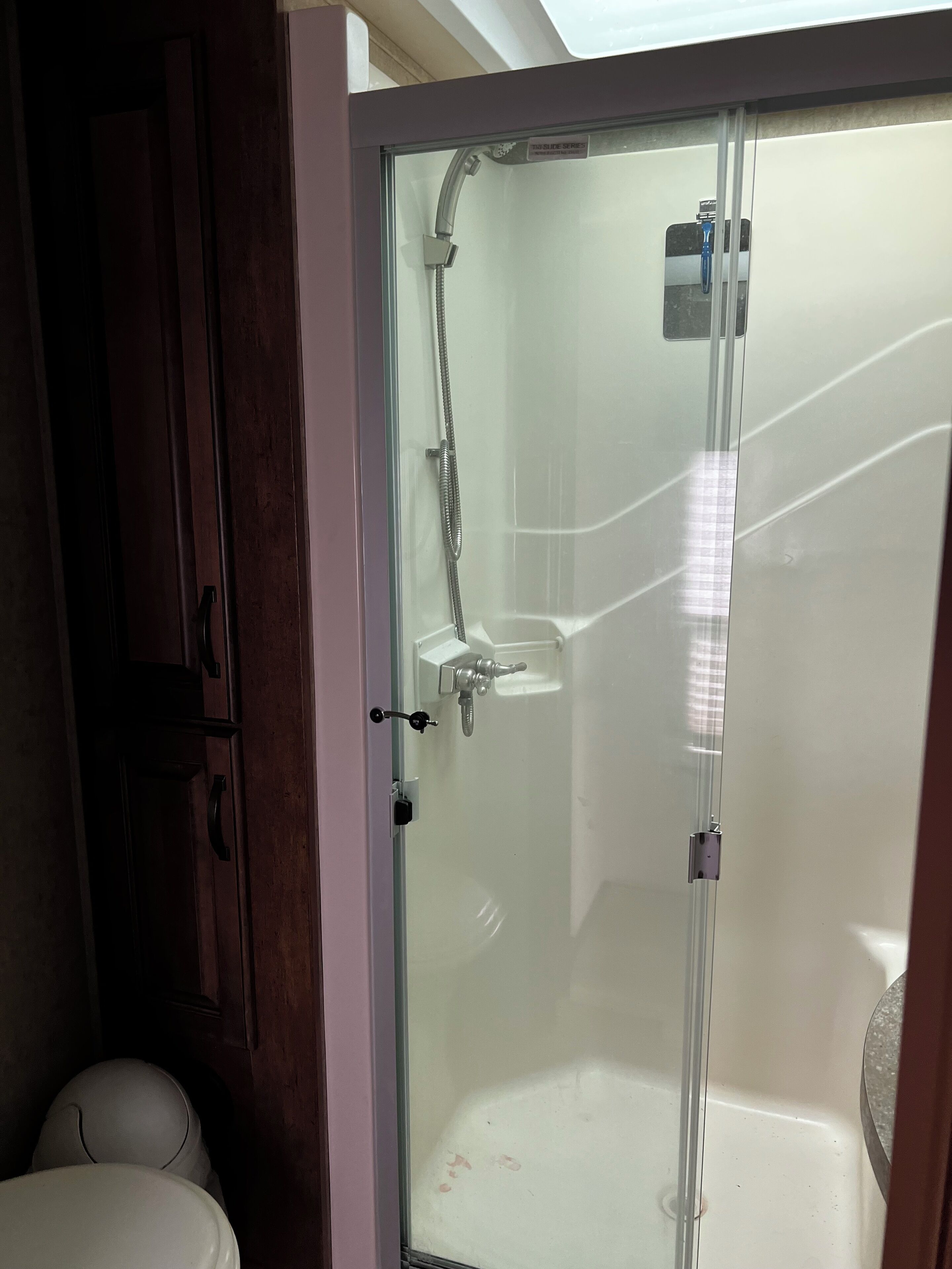 Douche, séchoir à cheveux, serviettes fournies, savon