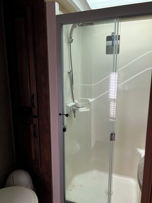 Shower, hair dryer, towels, soap - Large camper in a quiet resort- close to lakes, ATV trails, boat launch- friend (Lac La Biche)