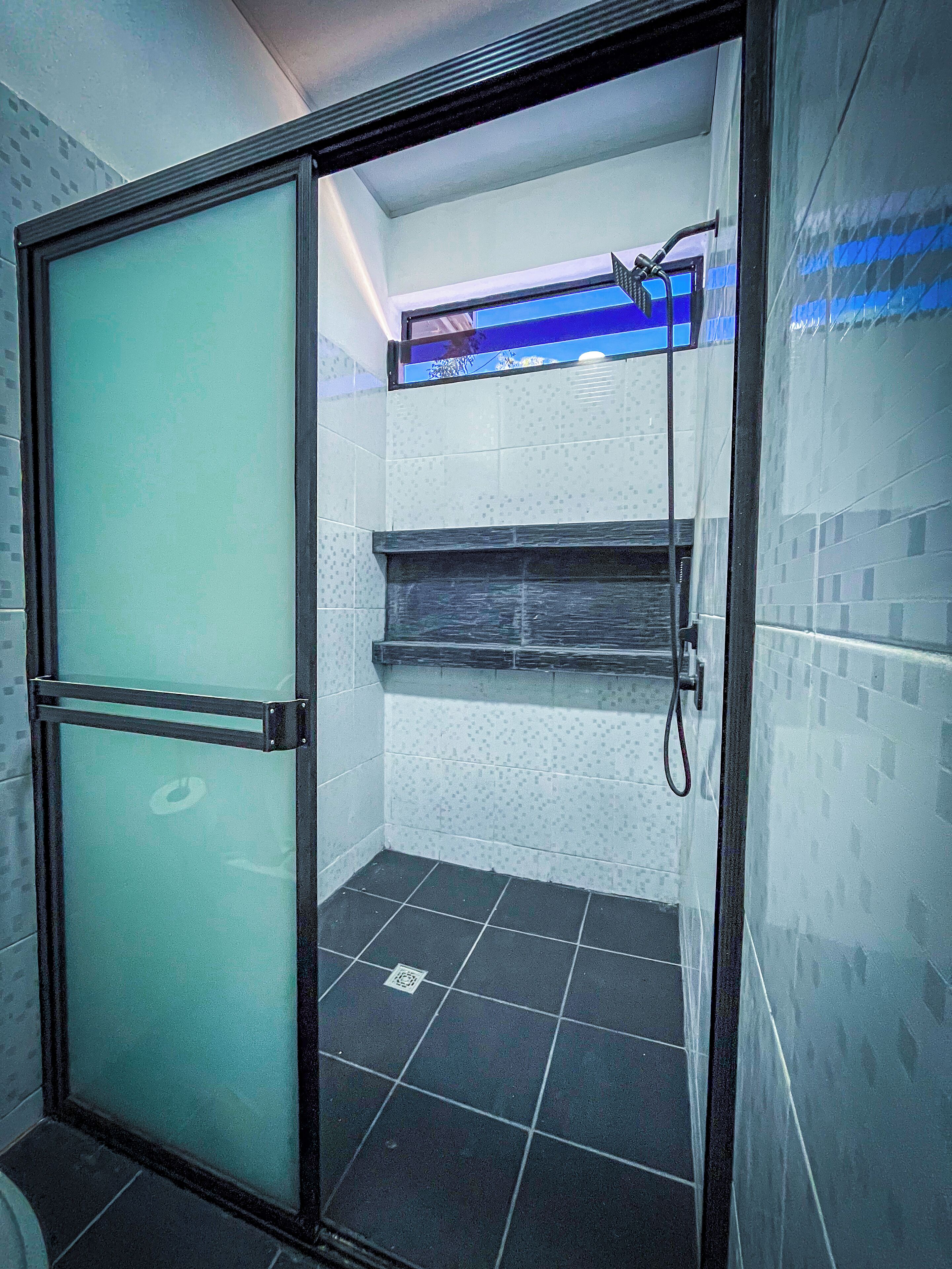 Enkeltrom | Bad | Dusj, håndklær, såpe og sjampo