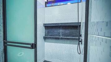 Enkeltrom | Bad | Dusj, håndklær, såpe og sjampo