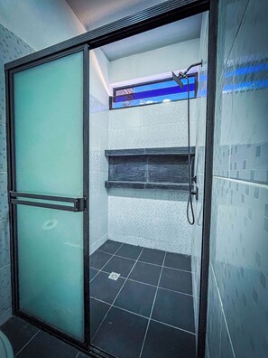 Enkeltrom | Bad | Dusj, håndklær, såpe og sjampo