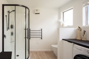 Shower, hair dryer - Newcastle Nook - Clyde Holiday Home (Clyde)
