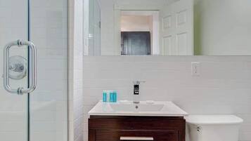 Dusj, hårføner og håndklær