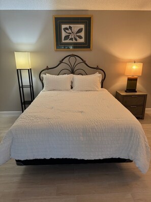 2 bedrooms, iron/ironing board, free WiFi, bed sheets - Beautiful Courtyard Villa near Lake Sumter Landing (The Villages)