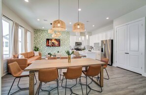 Dining - Chic & Central 3-BD/2.5-BA, Mins to DT & Midtown (Houston)