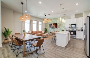 Interior - Chic & Central 3-BD/2.5-BA, Mins to DT & Midtown (Houston)