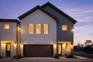 Exterior - Chic & Central 3-BD/2.5-BA, Mins to DT & Midtown (Houston)