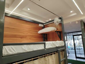 공용 도미토리 | 노트북 작업 공간, 무료 WiFi