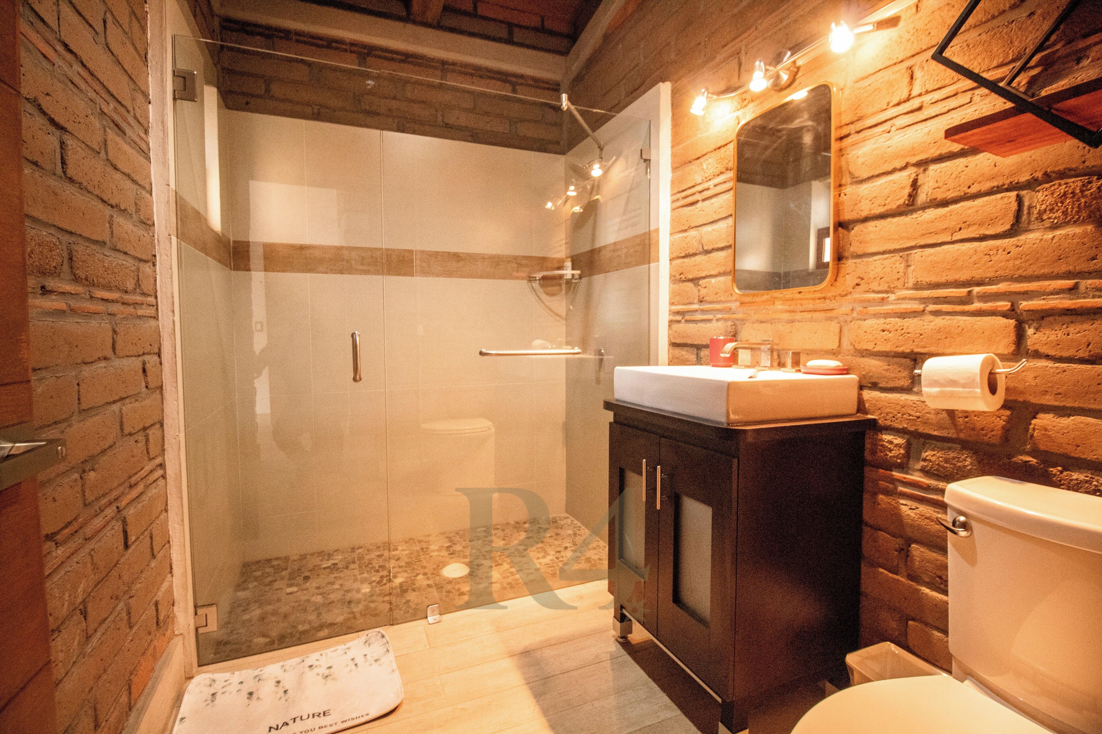 Toallas, jabón y papel higiénico