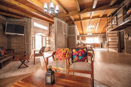 Living area. RANCHO R4 BOUTIQUE CABIN