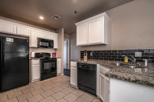 Cozy 1 Bed - Fast Internet - Reserved Parking