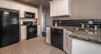 Cozy 1 Bed - Fast Internet - Reserved Parking