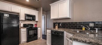 Cozy 1 Bed - Fast Internet - Reserved Parking