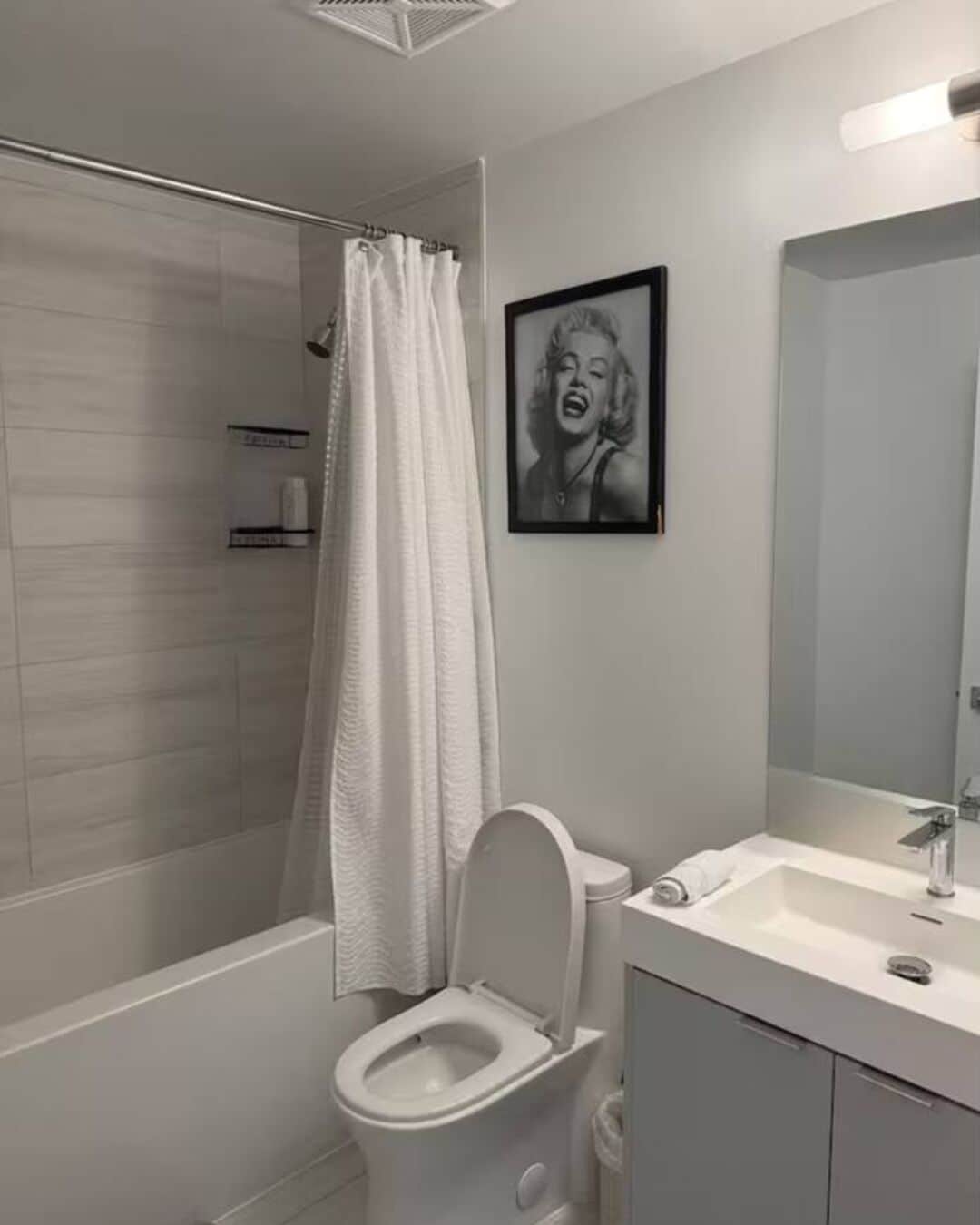 Sèche-cheveux, serviettes fournies, savon, papier toilette