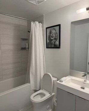 Sèche-cheveux, serviettes fournies, savon, papier toilette