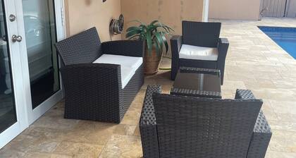 Perfect 2-bedroom building with AC in quaint Davie neighborhood