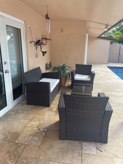 Perfect 2-bedroom building with AC in quaint Davie neighborhood
