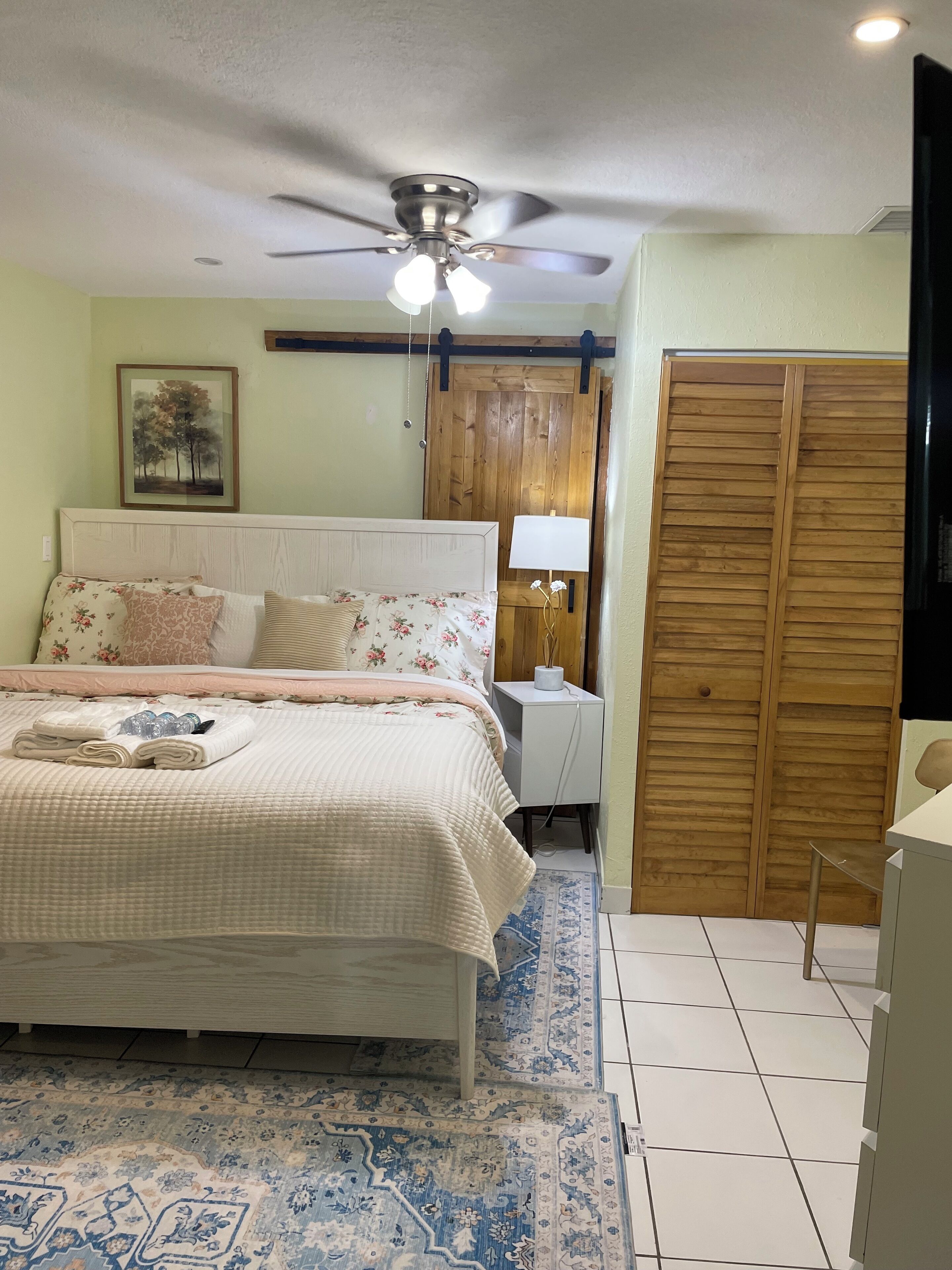 2 bedrooms, iron/ironing board, WiFi, bed sheets