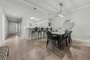 Dining - 805, Beachfront condo with amazing Gulf view, pool, close to Fishing Pier (Navarre)