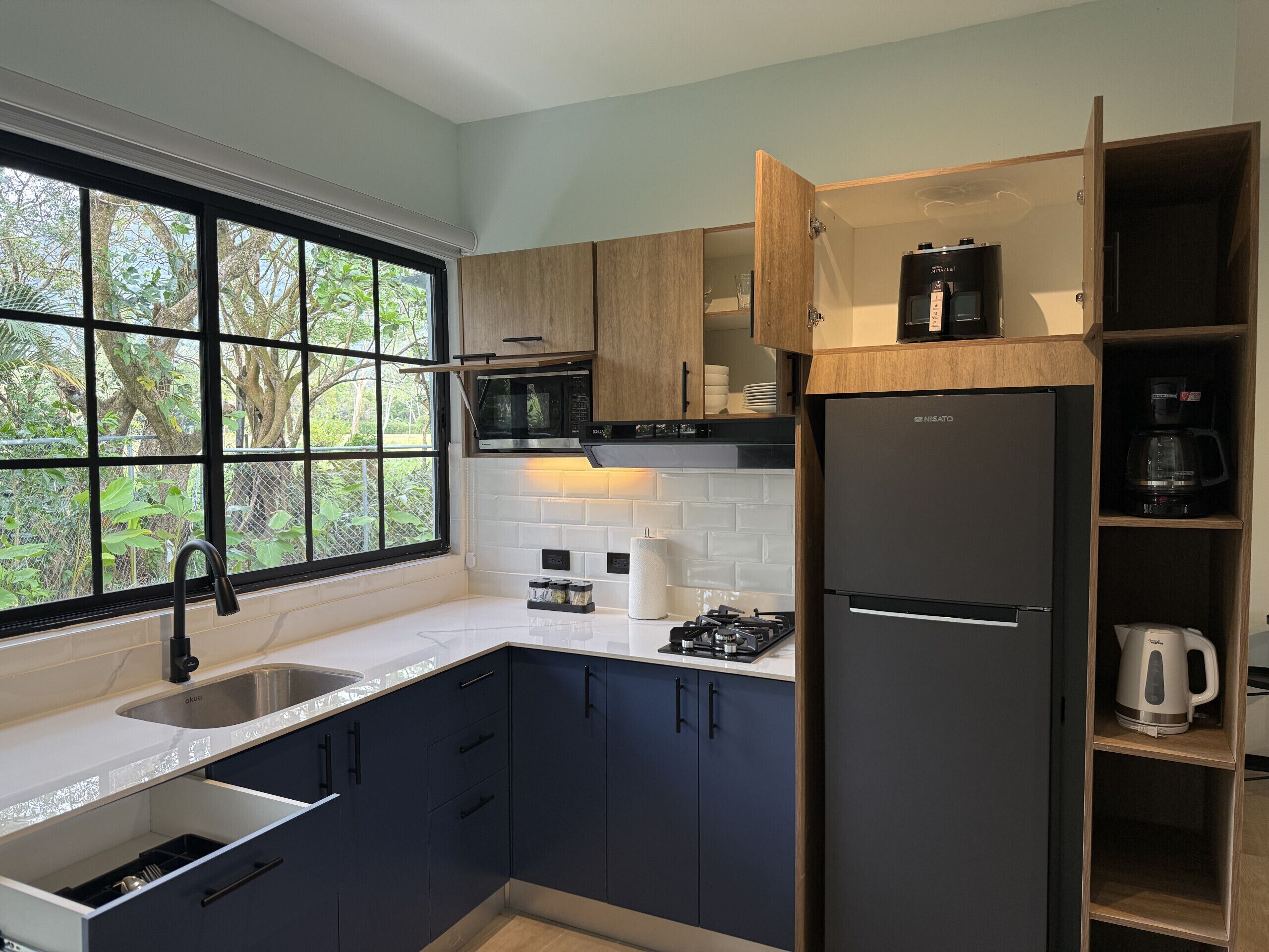 Réfrigérateur, micro-ondes, cafetière/bouilloire, bouilloire électrique