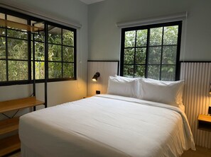 Tabla de planchar con plancha, wifi gratis y ropa de cama 