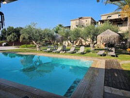 Villa Deluxe, vistas al patio | Piscina | Una piscina al aire libre, tumbonas