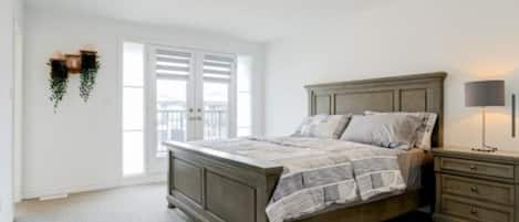 Tabla de planchar con plancha, wifi y ropa de cama