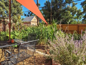 Outdoor dining - Sunlit Custom Tinyhome / Workspace / Private Patio (Colorado Springs)