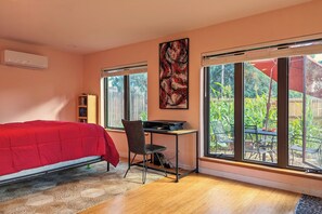 Iron/ironing board, WiFi, bed sheets - Sunlit Custom Tinyhome / Workspace / Private Patio (Colorado Springs)