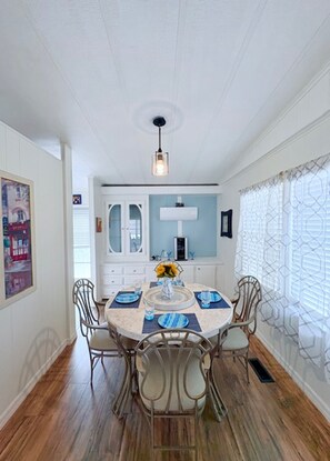 Dining - Lovely 2-bedroom home in North Fort Myers (North Fort Myers)
