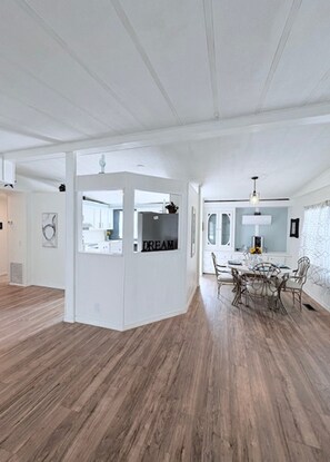 Dining - Lovely 2-bedroom home in North Fort Myers (North Fort Myers)