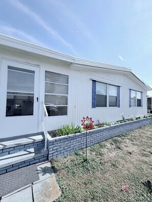 Exterior - Lovely 2-bedroom home in North Fort Myers (North Fort Myers)