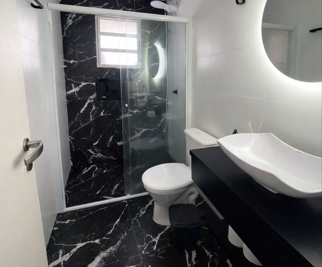 Een douche, toiletpapier