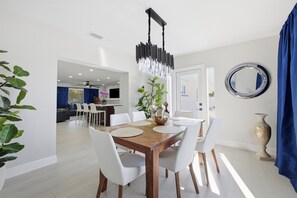 Dining - 5-Min to Beach • Pool • Beach Gear • Family House (Seminole)