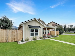 Exterior - Upscale Stay • Hot Tub • Steps to Dining/Coffee (Palmer)