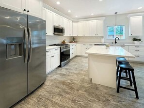 Fridge, microwave, oven, stovetop - Upscale Stay • Hot Tub • Steps to Dining/Coffee (Palmer)