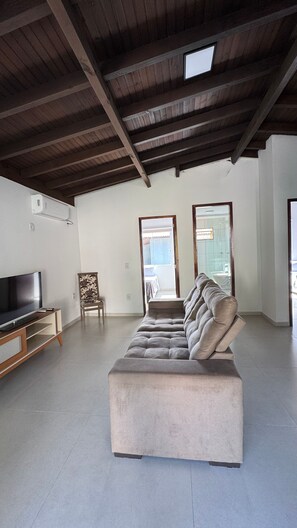 Smart TV - Garopaba Apartment for Families and Couples (Garopaba)