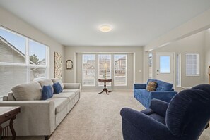 Living area - Comfortable Cozy Retreat Prime North Location (Colorado Springs)