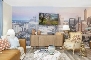 TV, fotballspill og kontorer