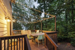 Outdoor dining - Epic Family Retreat - Sleeps 14! (Charlotte)