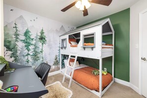 7 bedrooms, desk, iron/ironing board, travel cot - Epic Family Retreat - Sleeps 14! (Charlotte)