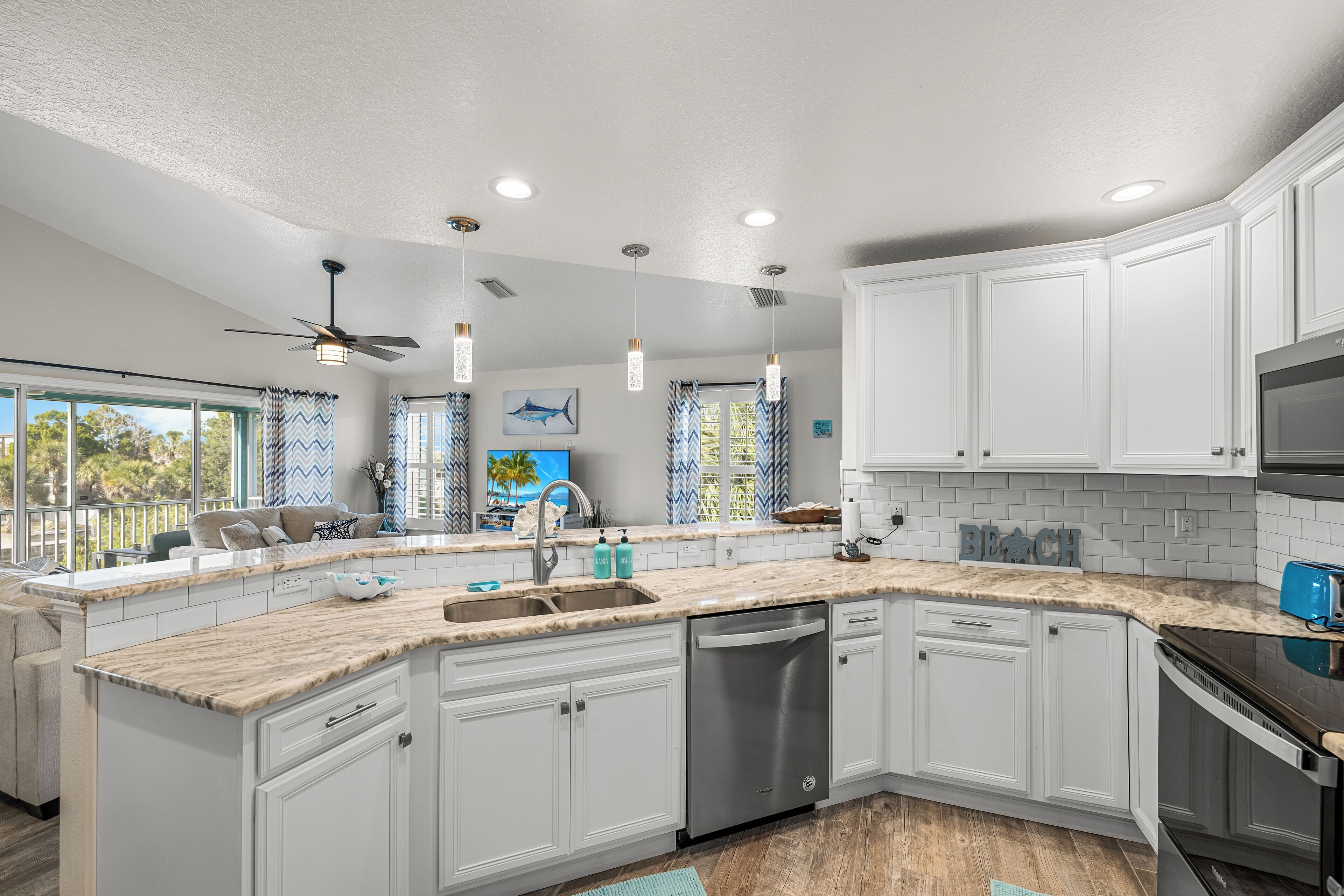 ثلاجة، ميكروويف، فرن، موقد طهي مسطح