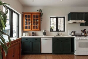Fridge, microwave, oven, stovetop - Waterfront & Nature | Chalet Lac Clair (Sainte-Marguerite-du-Lac-Masson)