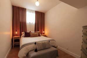 Room - Waterfront & Spa | Chalet Lac Clair (Sainte-Marguerite-du-Lac-Masson)