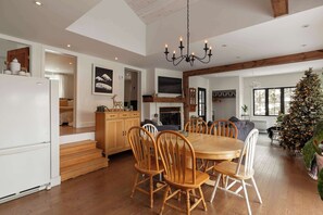 Dining - Waterfront & Nature | Chalet Lac Clair (Sainte-Marguerite-du-Lac-Masson)