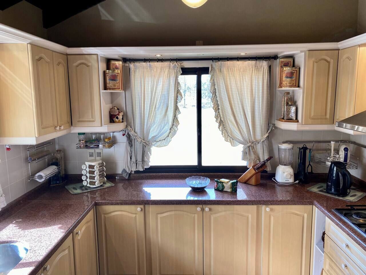 Frigorífico, microondas, placa de cocina y lavavajillas