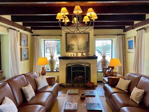Smart TV, fireplace, books - Gorgeous 7-bedroom farmhouse with AC in charming Soca (Departamento de Canelones)